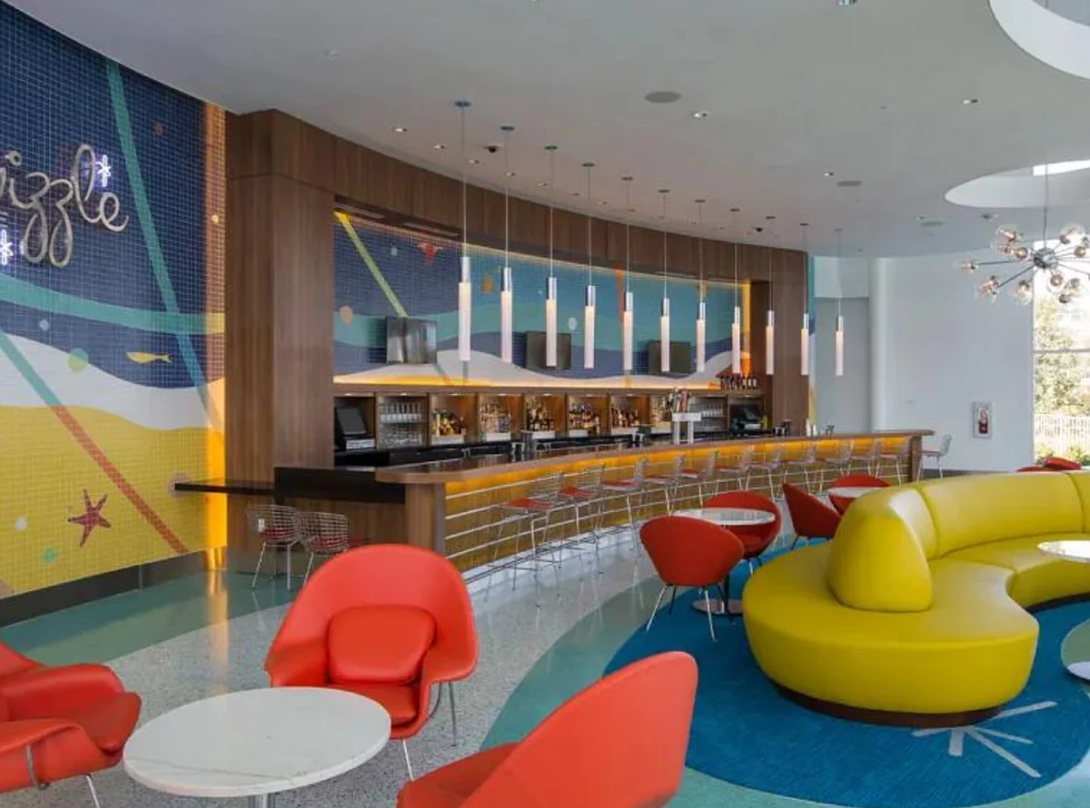 Bar lounge retrô dentro do Universal Cabana Bay Beach Resort com decoração temática anos 50
