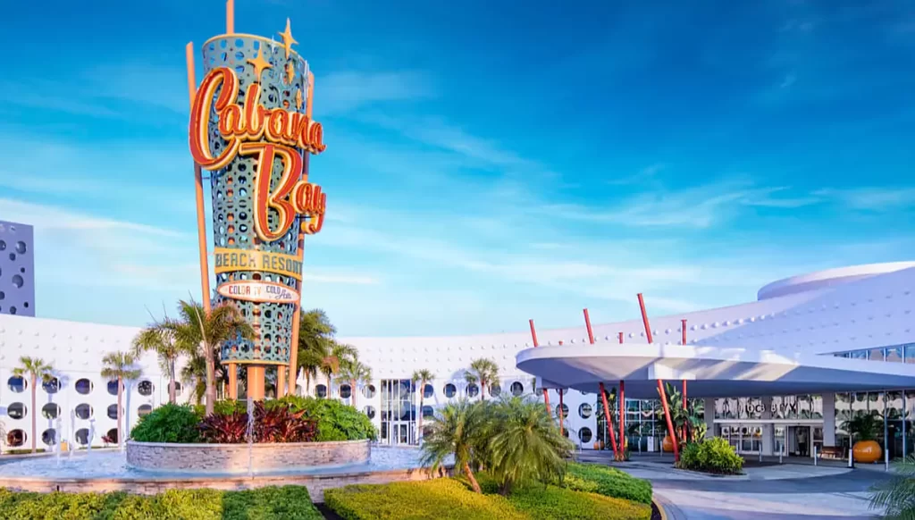Universal Cabana Bay Beach Resort entrada principal com letreiro icônico retrô em Orlando próximo aos parques da Universal