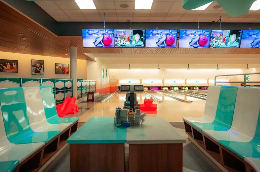 Galaxy Bowl é a pista de boliche temática retrô localizada dentro do Universal Cabana Bay Beach Resort em Orlando.