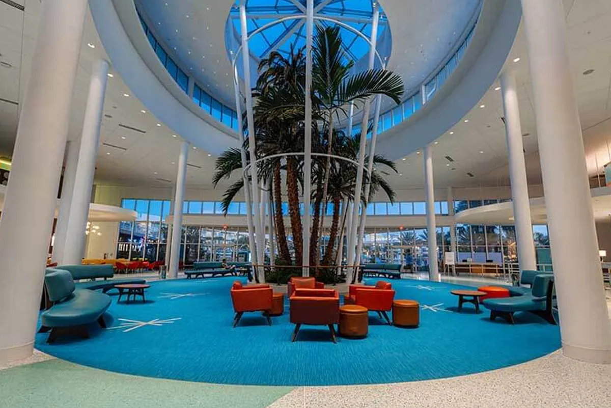 Lobby principal do Universal Cabana Bay Beach Resort com arquitetura icônica e ambiente temático.
