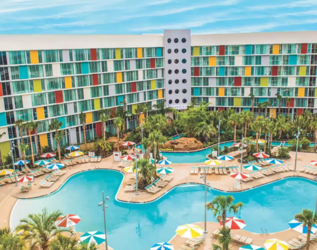 Área da piscina do Universal Cabana Bay Beach Resort com lazy river, ideal para famílias e hóspedes da Universal Orlando.