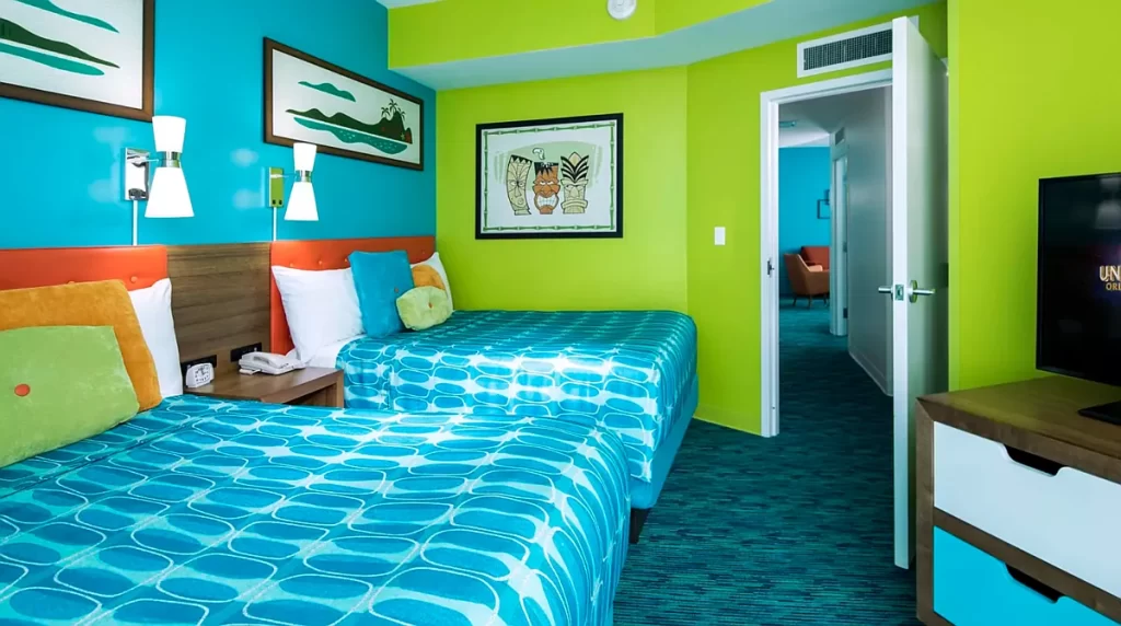 Suíte familiar do Universal Cabana Bay Beach Resort com duas camas de casal e decoração temática retrô
