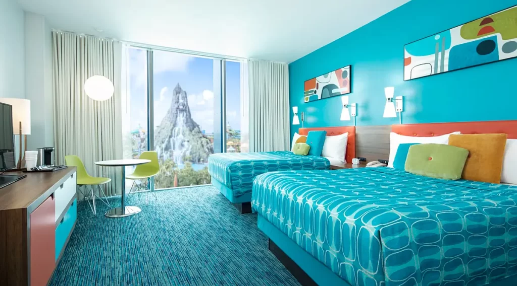 Quarto do Universal Cabana Bay Beach Resort com vista privilegiada para o parque aquático Volcano Bay em Orlando.