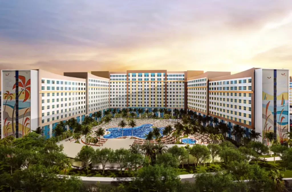 Exterior do Universal Endless Summer Resort em Orlando com piscina estilo lagoa, espreguiçadeiras, palmeiras e edifícios do hotel ao fundo