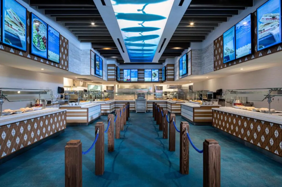 Praça de alimentação do Universal Endless Summer Resort com diversas opções gastronômicas e decoração inspirada no oceano