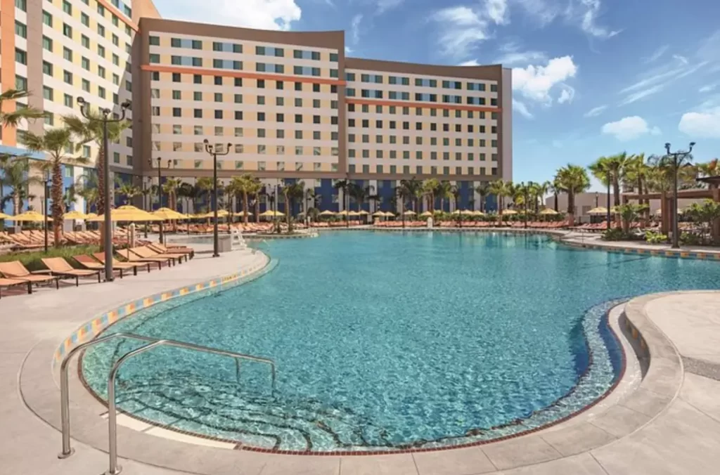 Piscina principal do Universal Endless Summer Resort com água cristalina, espreguiçadeiras e ambiente tropical em Orlando