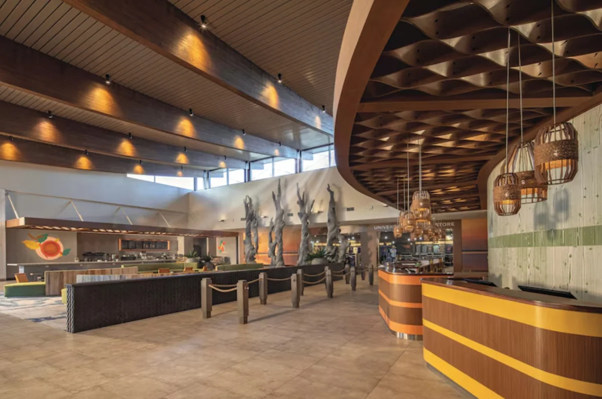 Área de check-in do Universal Endless Summer Resort com balcões de recepção e design inspirado no surf e na praia