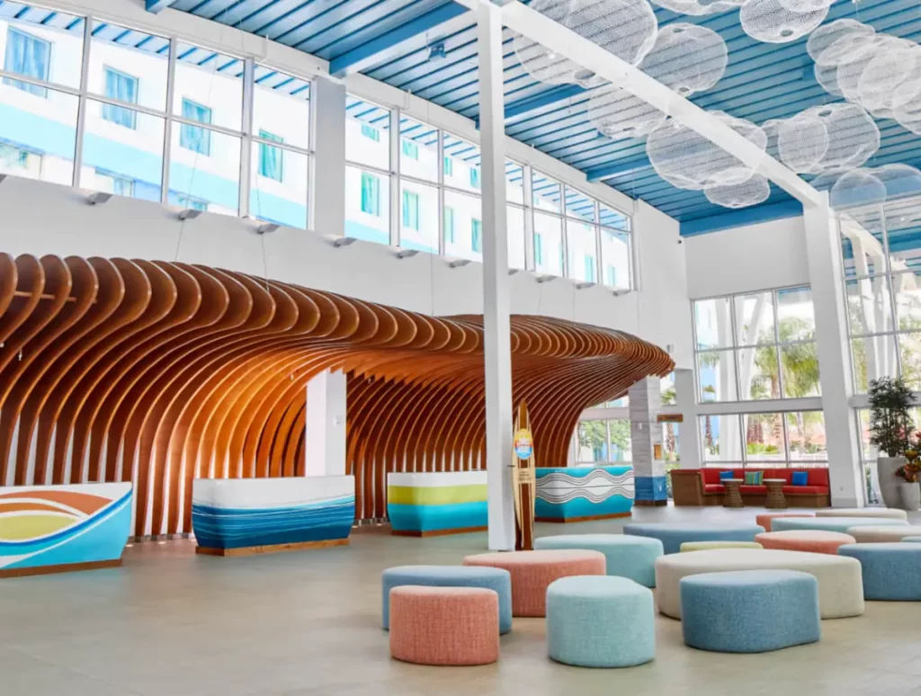 Interior do lobby do Universal Endless Summer Resort com arquitetura contemporânea, decoração costeira e iluminação natural