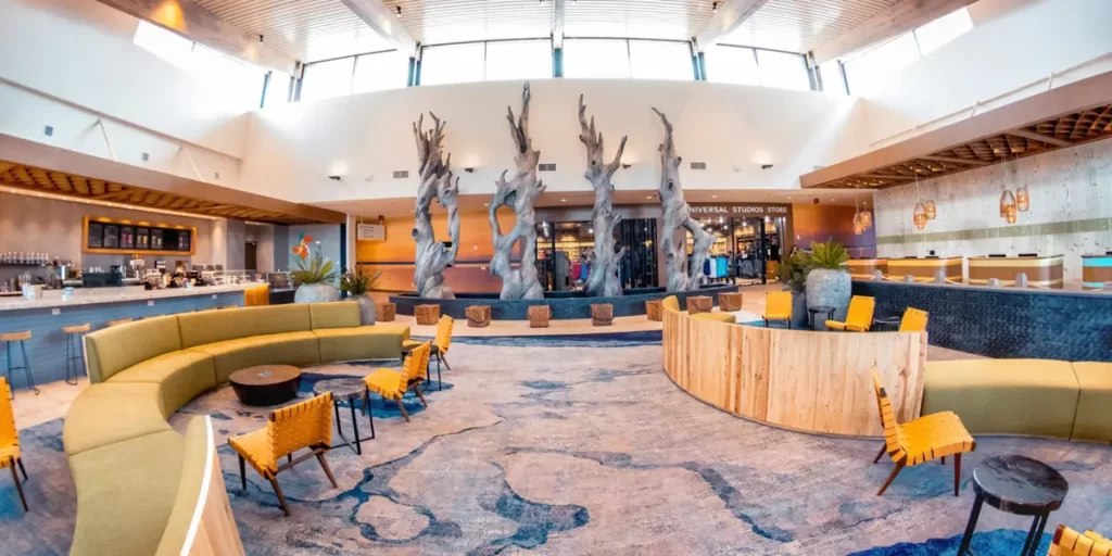 Lobby do Universal Endless Summer Resort com recepção moderna, decoração temática praiana e loja oficial da Universal