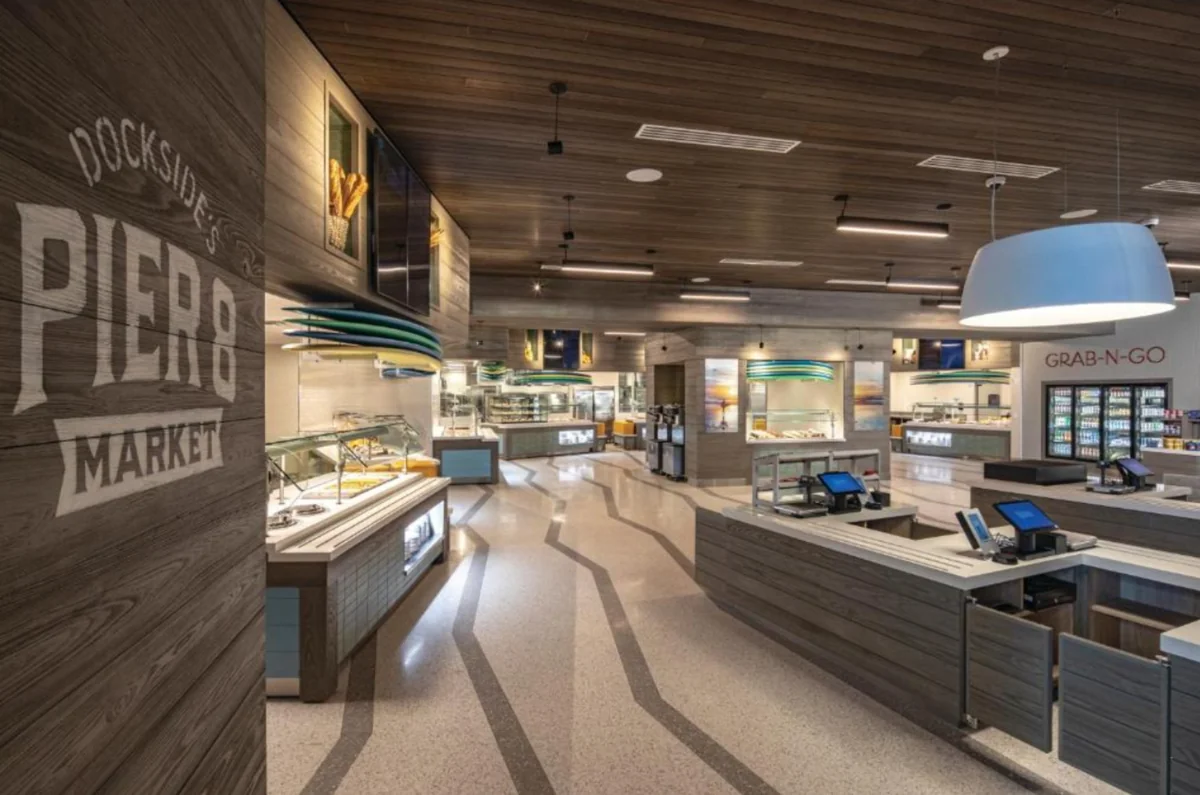 Restaurante Pier 8 Market no Universal Endless Summer Resort com praça de alimentação moderna e temática de praia