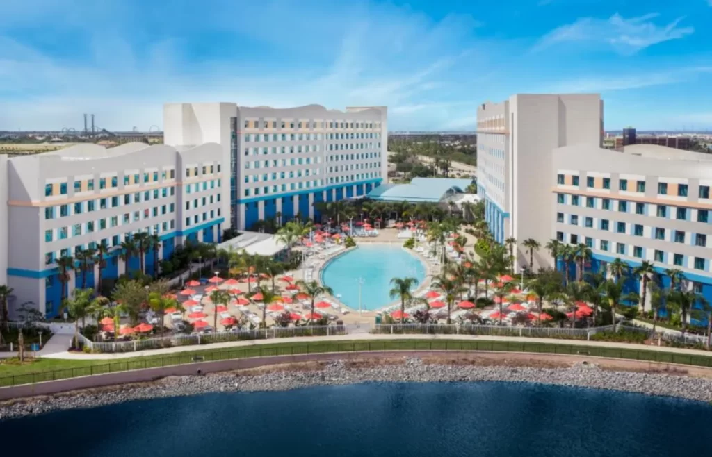 Vista aérea do Universal Endless Summer Resort mostrando piscina central, guarda-sóis e arquitetura moderna do hotel