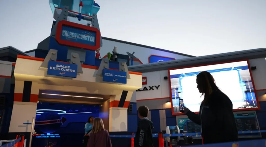 Entrada da GalactiCoaster, a nova montanha-russa indoor da LEGOLAND Flórida, localizada na área LEGO Galaxy.