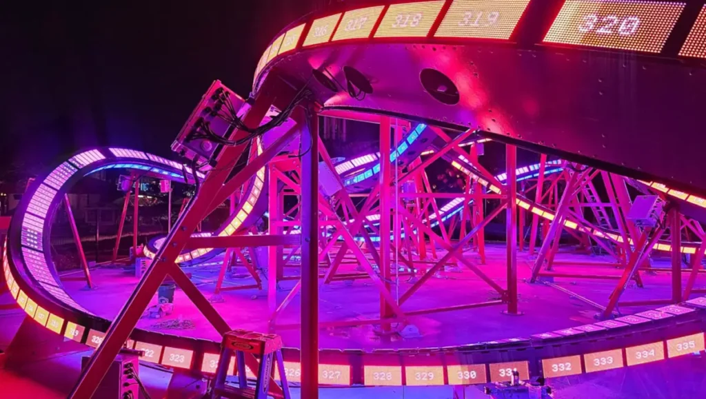 Detalhe do trilho iluminado da GalactiCoaster, com efeitos visuais que simulam uma viagem pelo espaço.