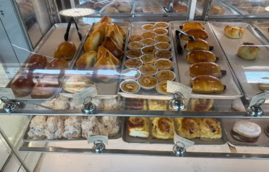 Vitrine de doces da Pão Gostoso Bakery.