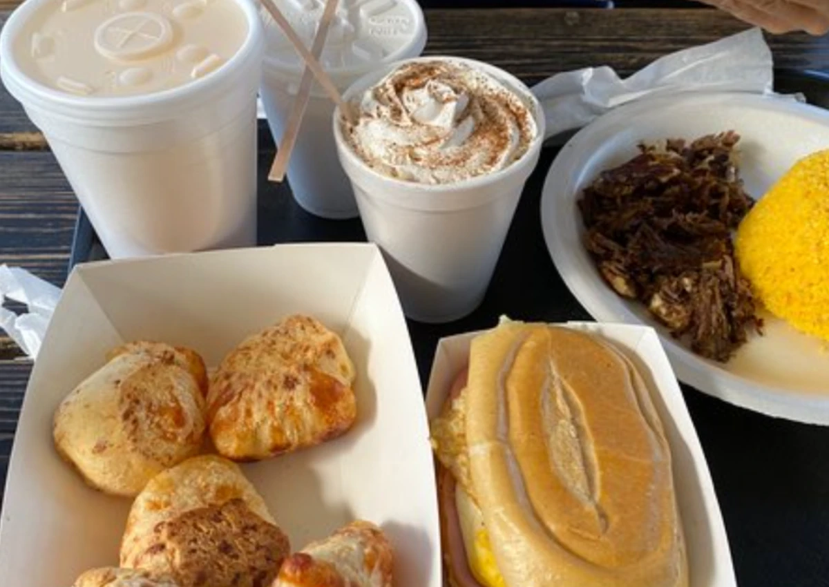 Pão de queijo? Tem! Pão na chapa? Também!