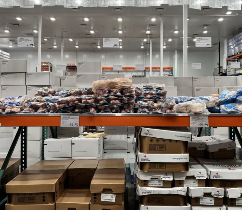 Produtos vendidos em grande volume na área interna da Costco em Orlando.
