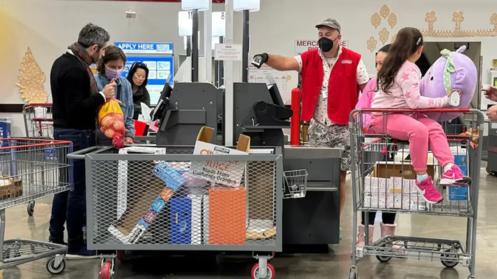 Clientes finalizando compras no caixa da Costco em Orlando, Flórida