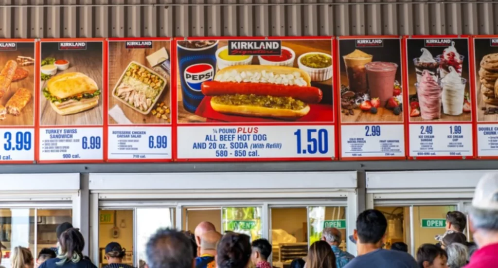 Famosa praça de alimentação da Costco em Orlando com menu do hot dog de 1.50 dólares