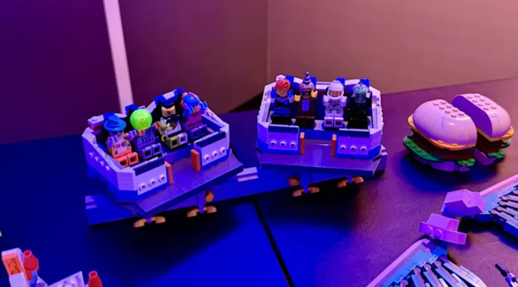Carrinhos da GalactiCoaster mostram o conceito da atração, onde famílias embarcam em naves espaciais LEGO personalizadas.