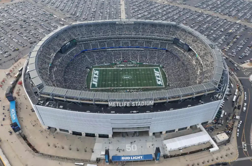 Vista aérea do MetLife Stadium lotado em Nova Jersey, um dos estádios da Copa do Mundo 2026.