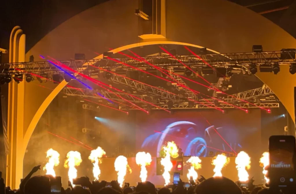 Show noturno do Mardi Gras na Universal com efeitos especiais, lasers e fogo no palco