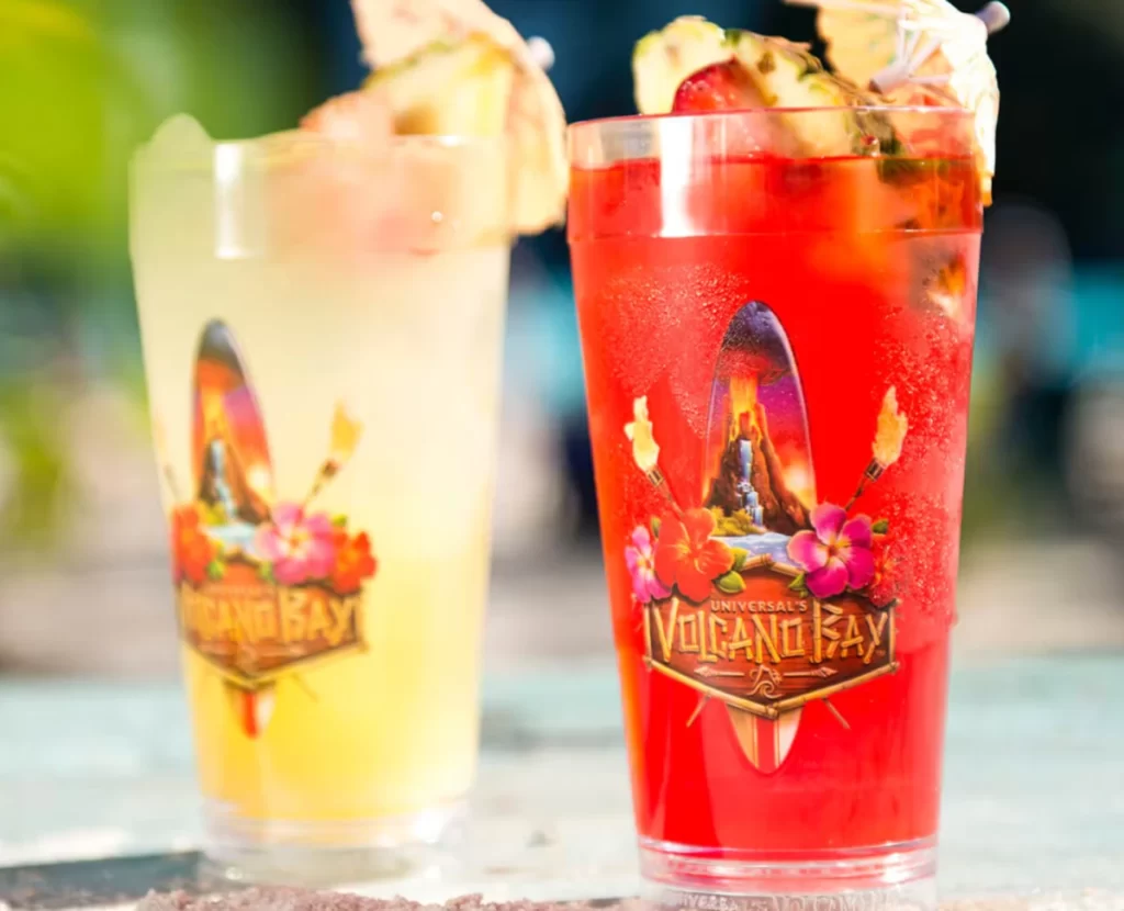 Bebidas frozen tropicais disponíveis no Volcano Bay em 2026.