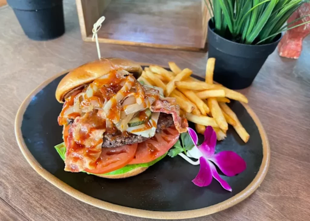 Island Burger do Volcano Bay, opção popular para quem quer refeição completa no parque aquático.