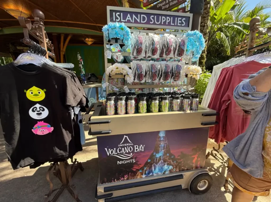 Carrinhos de snacks espalhados pelo Volcano Bay oferecem opções rápidas e econômicas.