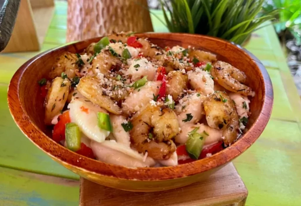 Rice bowl com frango grelhado no Volcano Bay, alternativa mais leve para almoço no parque.