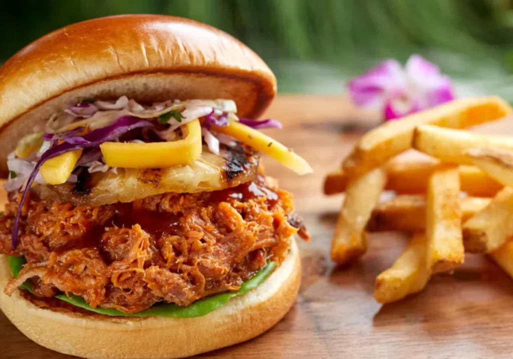 Prato servido no Kohola Reef Restaurant & Social Club, principal restaurante do Volcano Bay em 2026.