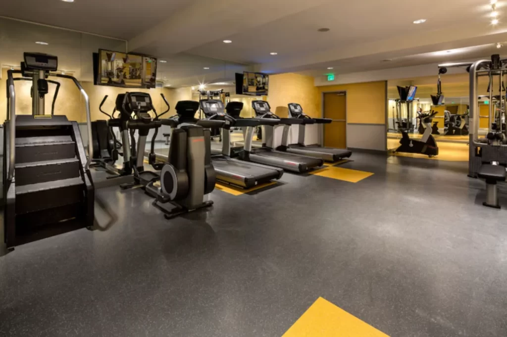 Academia moderna do Universal Aventura Hotel com equipamentos de musculação e esteiras