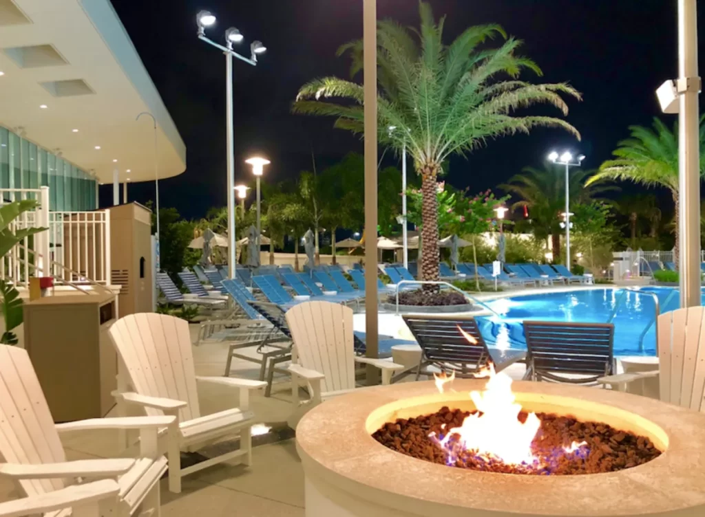 Área externa da piscina do Universal Aventura Hotel iluminada à noite