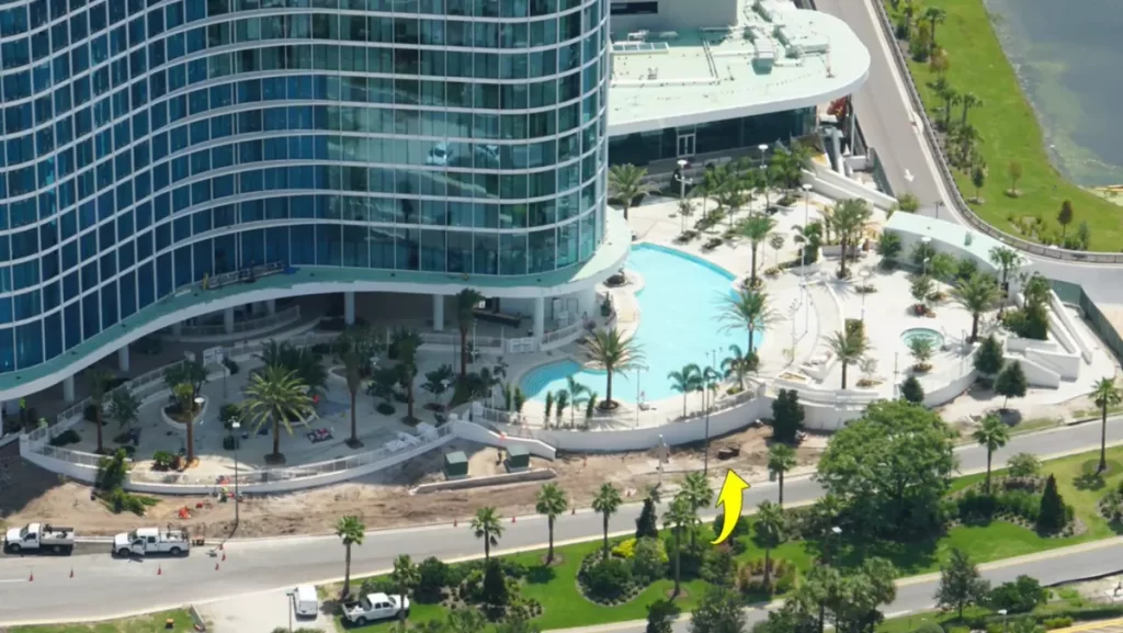 Vista aérea da piscina e área de lazer do Universal Aventura Hotel em Orlando