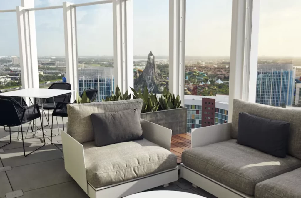 Rooftop do Universal Aventura Hotel com vista para o parque Volcano Bay em Orlando