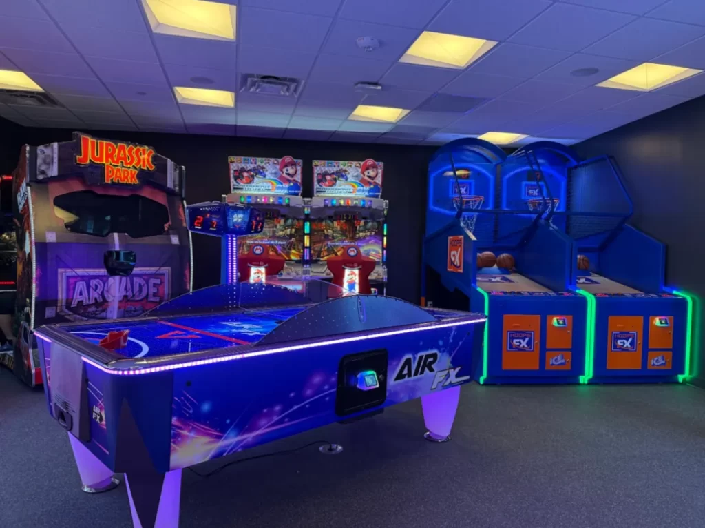 Sala de jogos arcade do Universal Aventura Hotel com máquinas de jogos eletrônicos