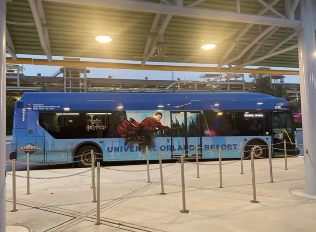 Ônibus de transporte gratuito da Universal Orlando saindo do Universal Aventura Hotel
