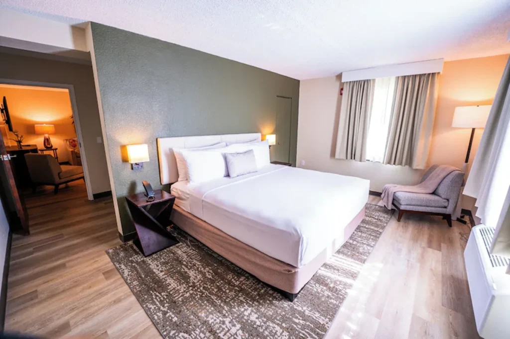 Quarto standard do hotel Mai Hana em Orlando com duas camas