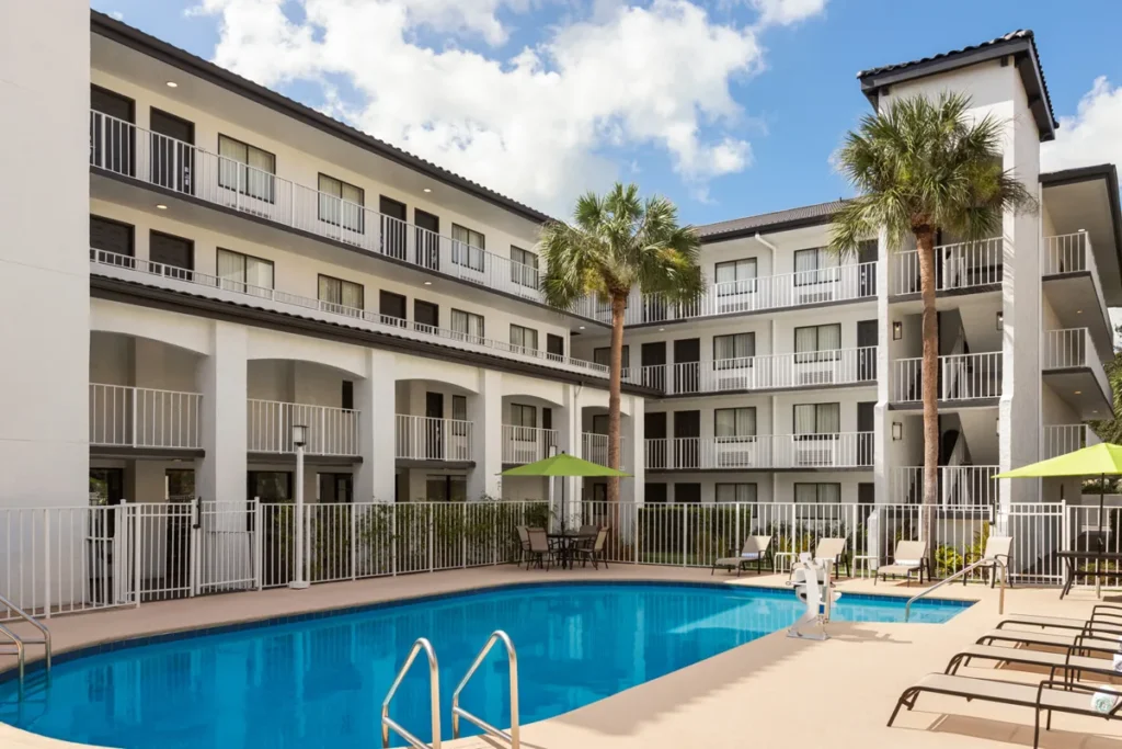 Piscina do hotel Mai Hana International Drive em Orlando