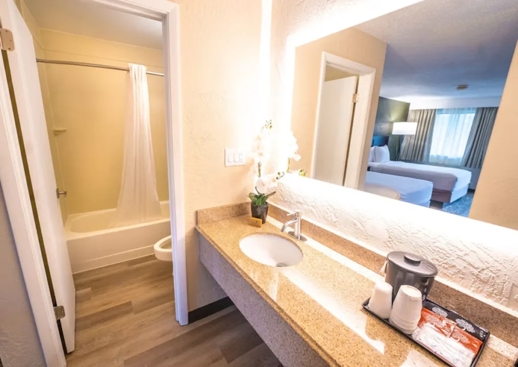 Banheiro do quartos do hotel Mai Hana International Drive