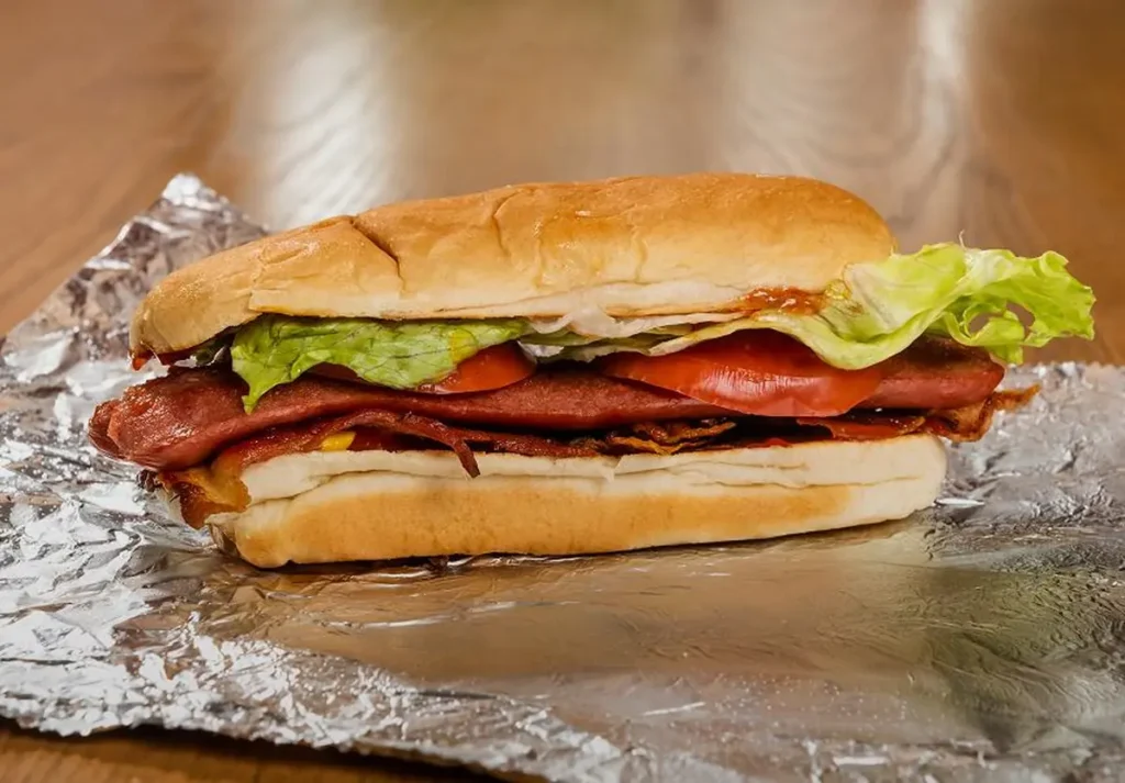 Sanduíche do Five Guys Orlando com bacon crocante e ingredientes frescos
