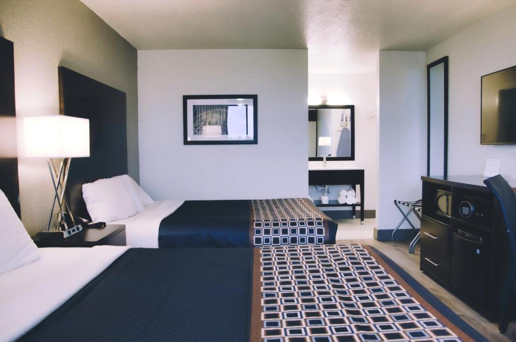 Quarto com duas camas e área de trabalho no Monreale Express International Drive em Orlando