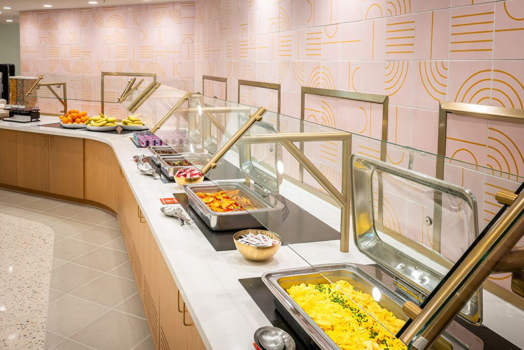 Buffet de café da manhã com muffins e pães no Monreale Express International Drive em Orlando