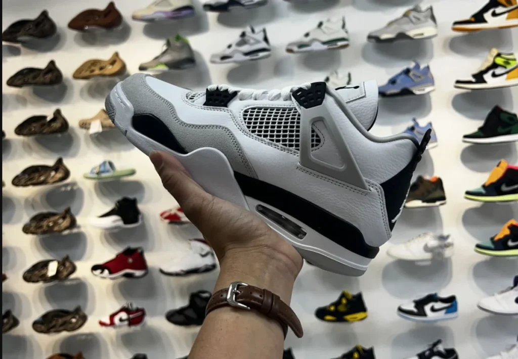 O Air Jordan 4 é um dos modelos mais procurados em Orlando, com preços a partir de US$ 210 — muitas vezes custando metade do valor praticado no Brasil.