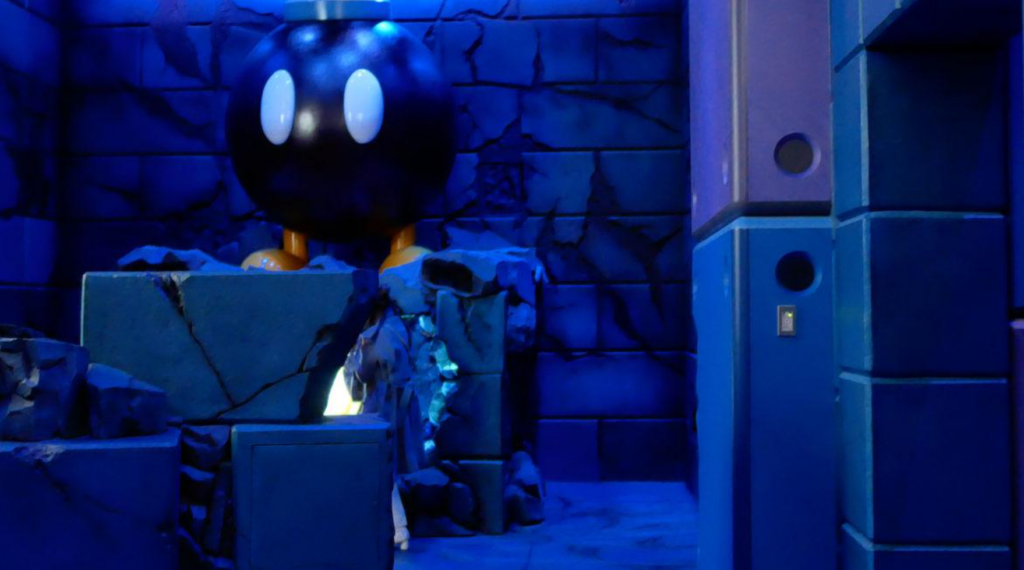 Ambiente temático com personagem Bob-omb iluminado.