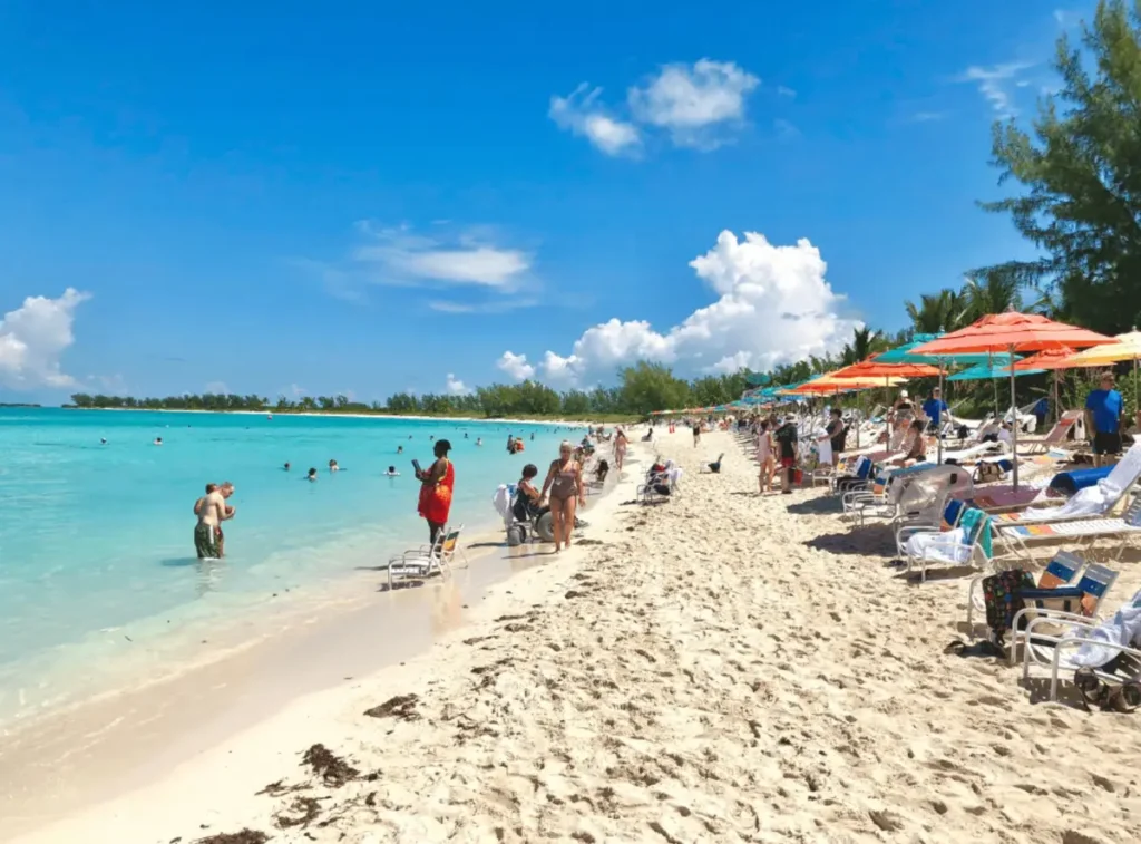 Castaway Cay em plena temporada: guarda-sóis coloridos, areia branca e águas cristalinas tornam a ilha privativa da Disney uma das paradas mais aguardadas por quem faz um cruzeiro pelo Caribe.