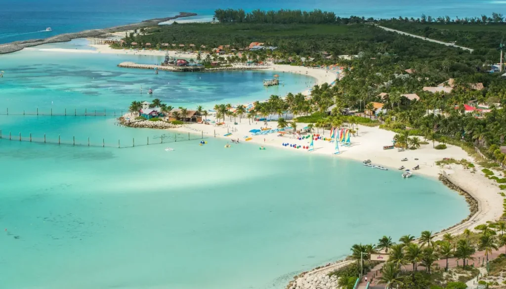Castaway Cay vista de cima: a ilha privativa da Disney Cruise Line revela praias de areia branca, lagoa de águas turquesas e infraestrutura completa para um dia perfeito nas Bahamas.