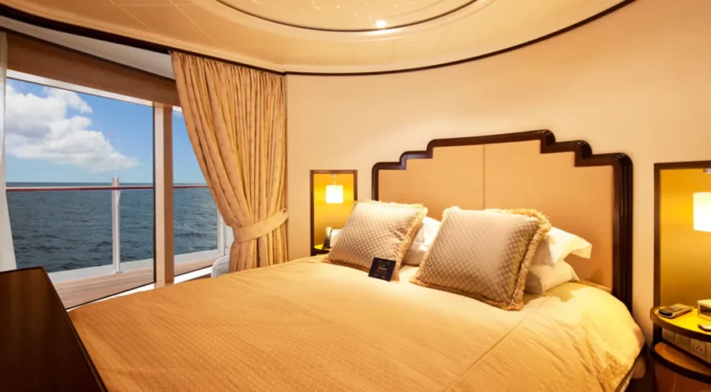 Suíte Concierge do Disney Fantasy com espaços premium, varanda ampla e experiência de luxo exclusiva na Disney Cruise Line.