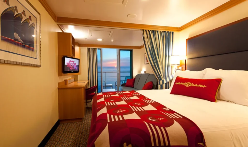 Cabine com varanda no Disney Magic com vista do pôr do sol no mar.