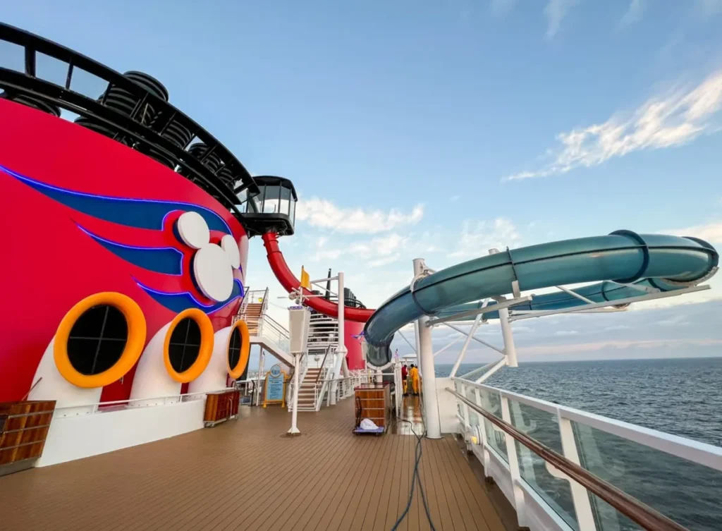 Deck do Disney Magic com toboágua e chaminé vermelha icônica com orelhas do Mickey