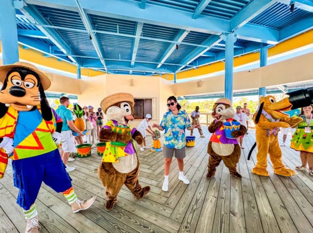 Festa com personagens Disney e hóspedes durante atividades em Lookout Cay at Lighthouse Point.